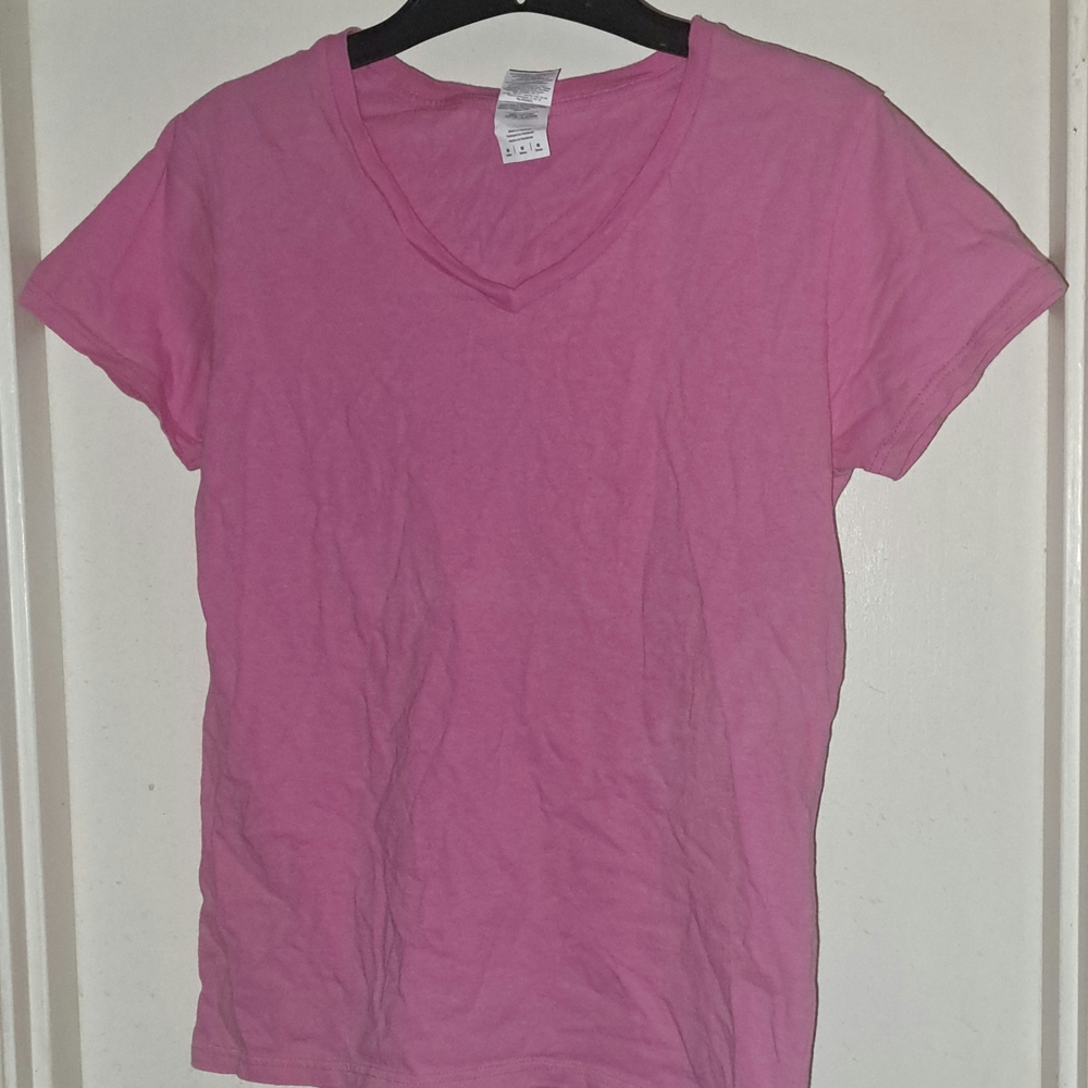 Gildan Women's 100% Heavy Cotton V-Neck Short Sleeve Tee Shirt  Pink Size Medium